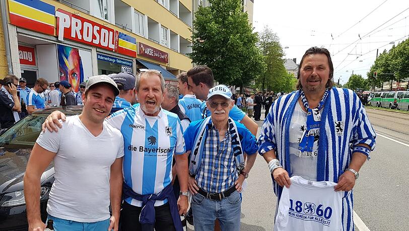 Allesfahrer Roman Wöll (r.) vor dem "Blue Adria". Allesfahrer Roman Wöll (r.) vor dem "Blue Adria".
