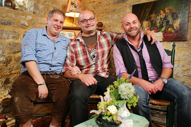 Schweinebauer Michael (Mitte) und seine potenziellen Herzbuben Michael und Björn