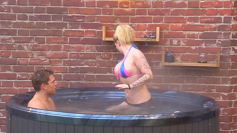 Kevin und Sharon lassen es sich im Whirlpool gut gehen.