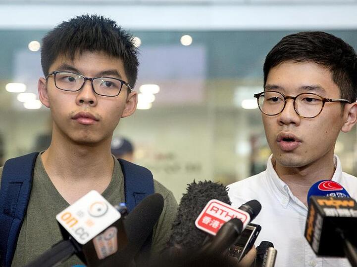 Die beiden Hongkonger Aktivisten Joshua Wong (l) und Nathan Law in Honkong während einer Pressekonferenz.