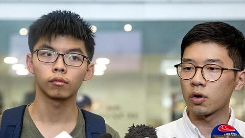 Die beiden Hongkonger Aktivisten Joshua Wong (l) und Nathan Law in Honkong während einer Pressekonferenz.