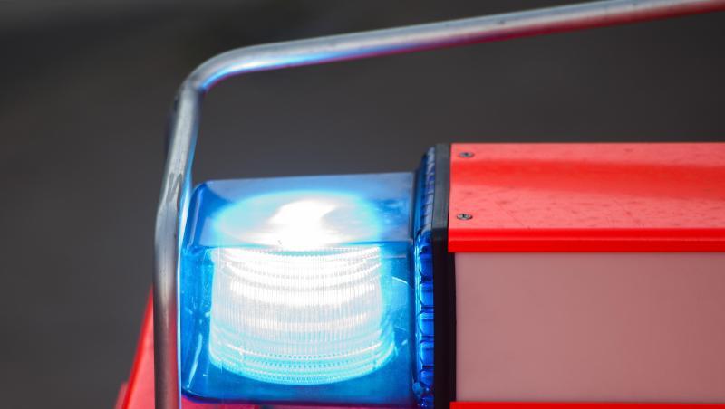 Ein Feuerwehrfahrzeug steht mit Blaulicht am Einsatzort. Foto: picture alliance / dpa / Symbolbild Ein Feuerwehrfahrzeug steht mit Blaulicht am Einsatzort. Foto: picture alliance / dpa / Symbolbild