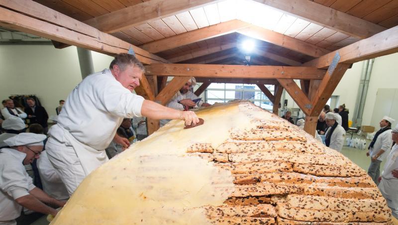 Bäckermeister Thomas Schmidt bestreicht den Riesenstollen mit Butter und Zucker. Bäckermeister Thomas Schmidt bestreicht den Riesenstollen mit Butter und Zucker.