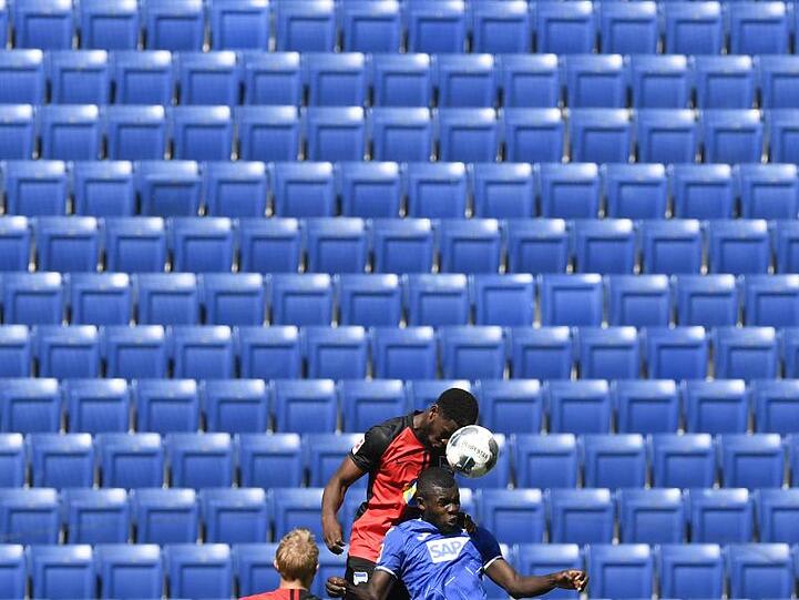 Der Berliner Jordan Torunarigha (o) gewinnt das Kopfball-Duell mit Ihlas Bebou.