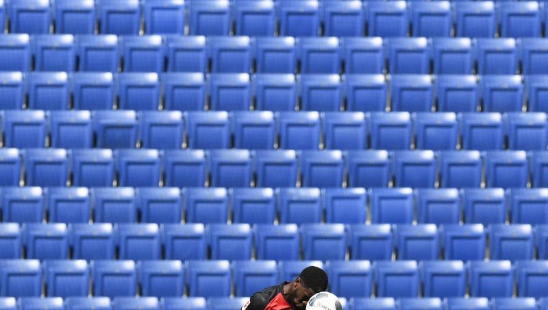 Der Berliner Jordan Torunarigha (o) gewinnt das Kopfball-Duell mit Ihlas Bebou. Der Berliner Jordan Torunarigha (o) gewinnt das Kopfball-Duell mit Ihlas Bebou.
