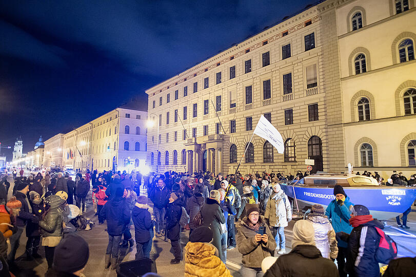 Zahlreiche Versammlungsteilnehmer stehen bei einer Demonstration der Querdenken-Bewegung vor dem Bayerischen Verwaltungsgerichtshof.