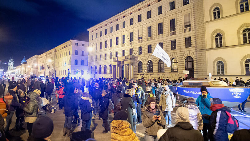 Zahlreiche Versammlungsteilnehmer stehen bei einer Demonstration der Querdenken-Bewegung vor dem Bayerischen Verwaltungsgerichtshof. Zahlreiche Versammlungsteilnehmer stehen bei einer Demonstration der Querdenken-Bewegung vor dem Bayerischen Verwaltungsgerichtshof.
