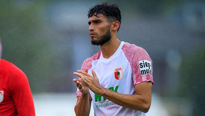 Augsburgs Ricardo Pepi geht nach dem Spiel zu den Fans und applaudiert.