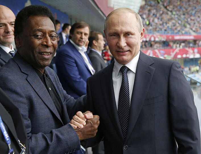 Wie so viele andere Fußball-Stars ließ sich auch Pelé im Vorfeld der WM 2018 in Russland von Wladimir Putin instrumentalisieren.