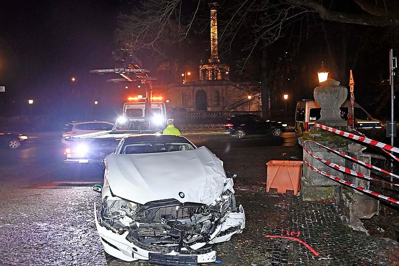 Die Fahrt des Rasers im BMW 850i M endete am massiven steinernen Geländer im Auslauf der Luitpoldbrücke.
