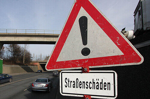 Obacht Straßenschäden: Ein Schild warnt in der Sigmundstraße vor den Schlaglöchern. Nicht nur diese Hauptverkehrs-Straße muss dringend saniert werden.