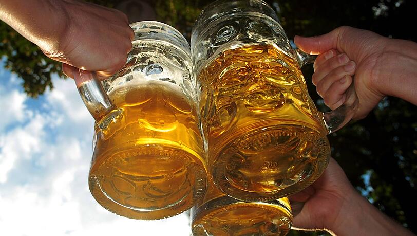 Wird seltener mit Bier angestoßen? Zumindest die Absatzzahlen der Brauerei lassen das vermuten.