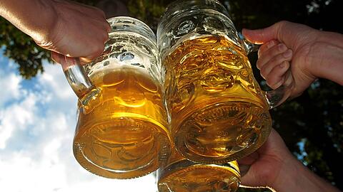 Wird seltener mit Bier angestoßen? Zumindest die Absatzzahlen der Brauerei lassen das vermuten.