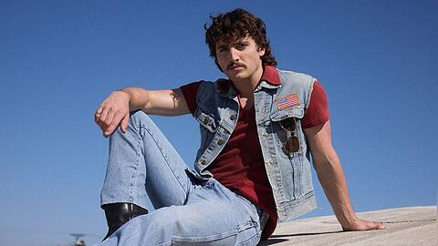 Benson Boone hat durch seine Musik und durch seinen Look die Fanherzen erobert.