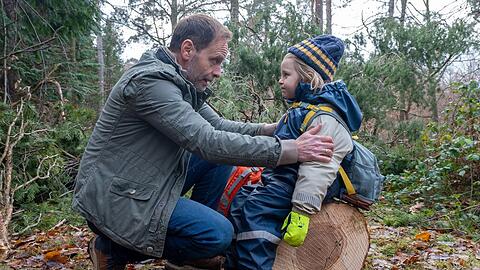 "In aller Freundschaft: Bruch": Dr. Kai Hoffmann (Julian Weigend, l.) unternimmt gerade eine Wanderung mit seinem Sohn Emil (Levi Otto), als er Hilferufe h&ouml;rt.