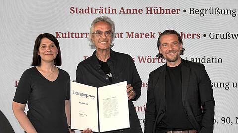 Stadtr&auml;tin Anne H&uuml;bner, Preistr&auml;ger Friedrich Ani und Kulturreferent Marek Wiechers (rechts) im Literaturhaus.