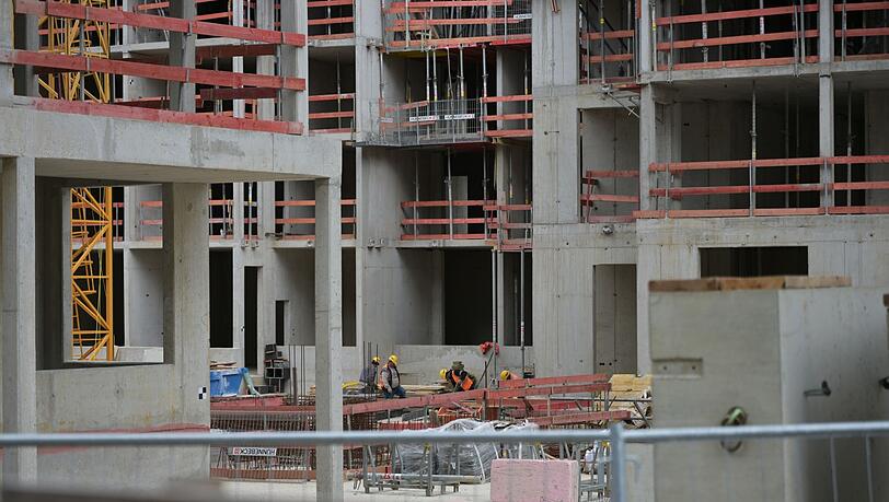 Bauen, bauen, bauen - in Bayern wurden im ersten Halbjahr 2026 so viele Genehmigungen für neue Wohnungen erteilt, wie schon lange nicht mehr. (Symbolbild) Bauen, bauen, bauen - in Bayern wurden im ersten Halbjahr 2026 so viele Genehmigungen für neue Wohnungen erteilt, wie schon lange nicht mehr. (Symbolbild)