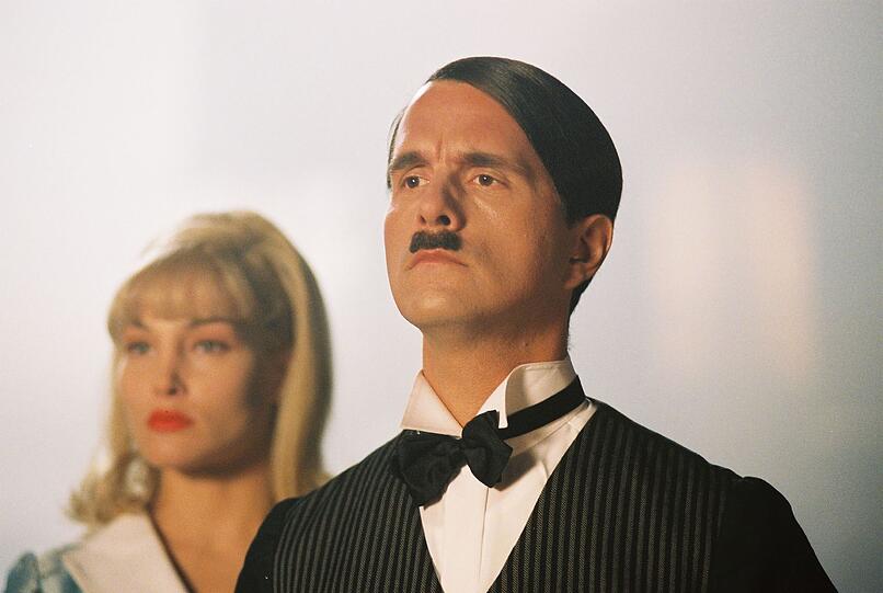 Butler Alfons Hatler (Christoph Maria Herbst) ist die gute Seele des Schlosses. Butler Alfons Hatler (Christoph Maria Herbst) ist die gute Seele des Schlosses.