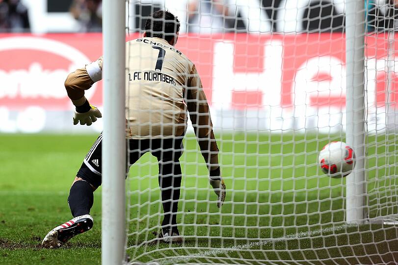 Raphael Schäfer: Note 2. Hatte von einer unglaublich schwachen Düsseldorfer Mannschaft wenig Beschäftigung. Rettete super vor Reisinger in der 76. und Bodzek (88.).