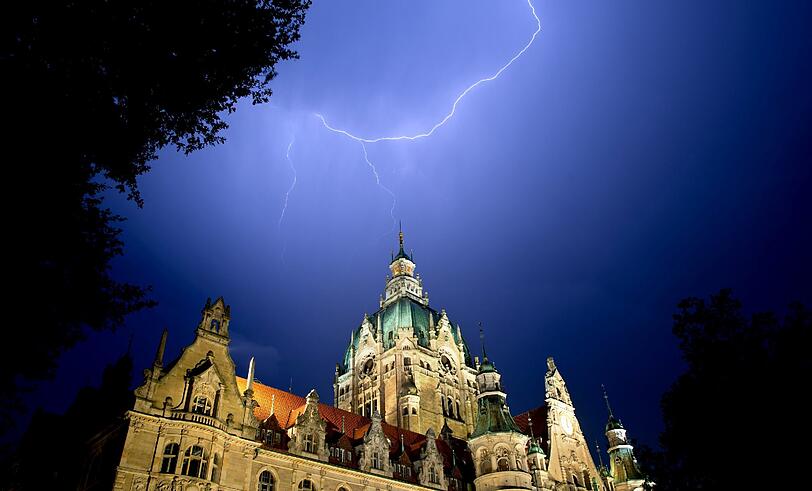Ein Blitz über dem Neuen Rathaus in Maschsee in Hannover.