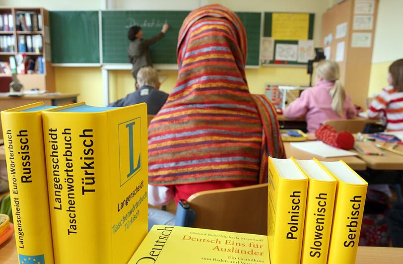 Wer an der Tafel steht, darf in Bayern weiterhin kein Kopftuch tragen.