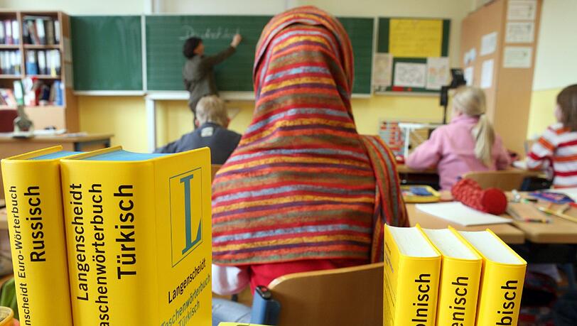 Wer an der Tafel steht, darf in Bayern weiterhin kein Kopftuch tragen.