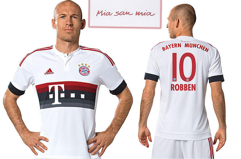 Arjen Robben präsentiert seine neue Arbeitskleidung. So sieht das neue Auswärtstrikot des FC Bayern.