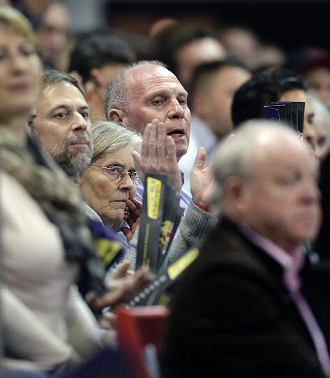 Am Sonntag feuerte Uli Hoeneß mal wieder die Bayern Basketballer im Audi Dome an. Eine Reihe davor sah Arjen Robben mit seiner Frau und den drei Kindern beim Basketball zu. Die Bilder!