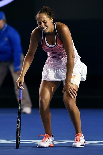 So nah liegen Freud' und Leid im Sport beieinander: die Chinesin Shuai Zhang profitierte im Achtelfinale der Australian Open von der Oberschenkelverletzung ihrer Gegnerin Madison Keys (USA). Die Bilder vom Drama.