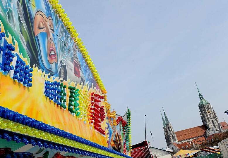 Blauer Himmel &ndash; das wünschen sich die Schausteller für das Frühlingsfest, das gestern angefangen hat. Sie müssen sich noch etwas gedulden.
