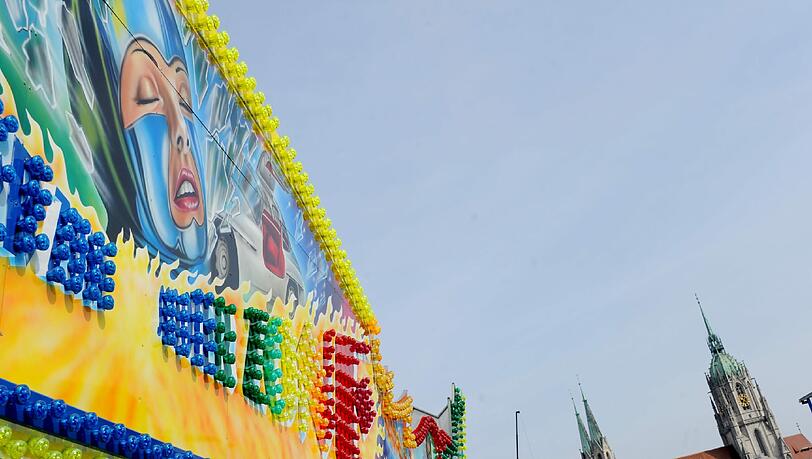 Blauer Himmel – das wünschen sich die Schausteller für das Frühlingsfest, das gestern angefangen hat. Sie müssen sich noch etwas gedulden. Blauer Himmel – das wünschen sich die Schausteller für das Frühlingsfest, das gestern angefangen hat. Sie müssen sich noch etwas gedulden.