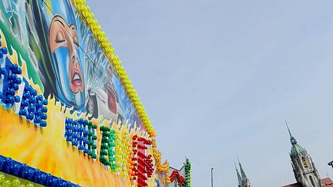 Blauer Himmel &ndash; das wünschen sich die Schausteller für das Frühlingsfest, das gestern angefangen hat. Sie müssen sich noch etwas gedulden.