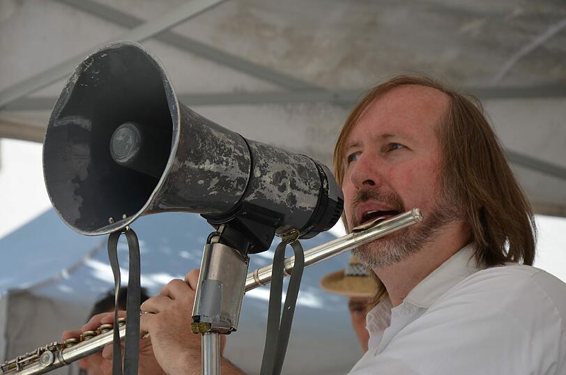 Hier spielt die &bdquo;Express Brass Band&ldquo; mit einem Sound-Mix aus Jazz, Soul, Afrobeat und Einflüssen aus dem Orient.