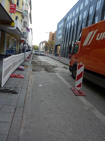 Der Straßenbelag ist stadteinwärts abgetragen worden.