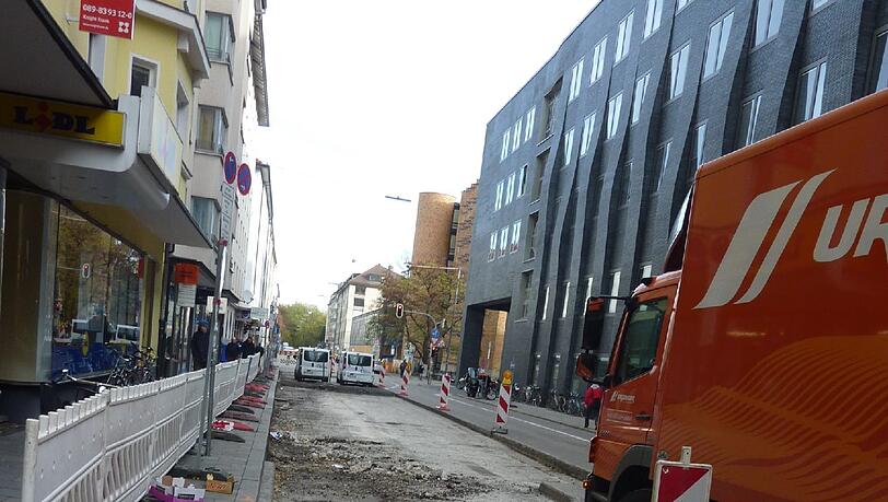 Der Straßenbelag ist stadteinwärts abgetragen worden. Der Straßenbelag ist stadteinwärts abgetragen worden.