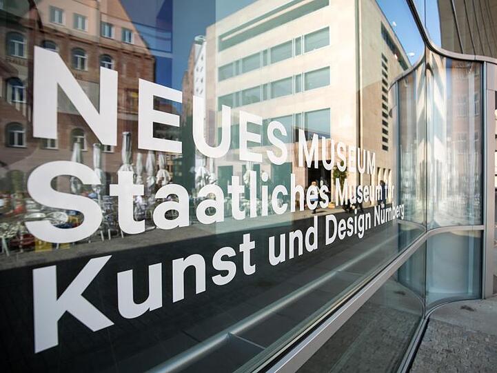 Der Eingangsbereich zum Neuen Museum Nürnberg. Foto: Daniel Karmann/Archivbild