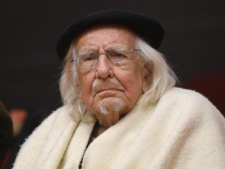 Ernesto Cardenal 2017 bei der Verleihung der Ehrendoktorwürde in Wuppertal. Jetzt ist der Theologe gestorben.