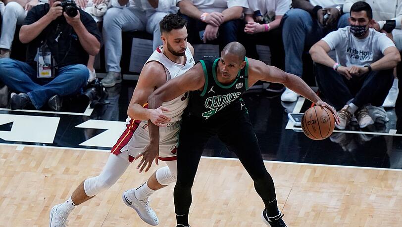 Bostons Al Horford (r) schützt den Ball vor Miamis Max Strus.