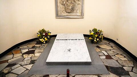 Joseph Ratzinger liegt im Grab seines polnischen Vorgängers Papst Johannes Paul II. in der Grotte des Petersdoms.