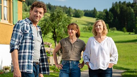 "Daheim in den Bergen: Schulter an Schulter": Georg (Thomas Unger, l.), Marie (Catherine Bode, M.) und Helga (Petra Zieser) packen es gemeinsam an.