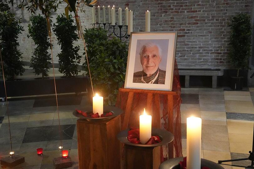 Bilder von Karl Staniewitz sind in der Aussegnungshalle aufgestellt.