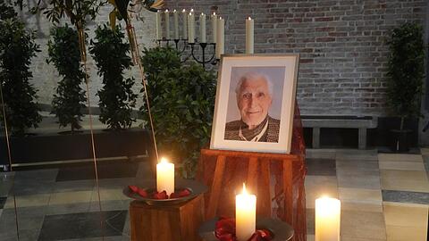 Bilder von Karl Staniewitz sind in der Aussegnungshalle aufgestellt.