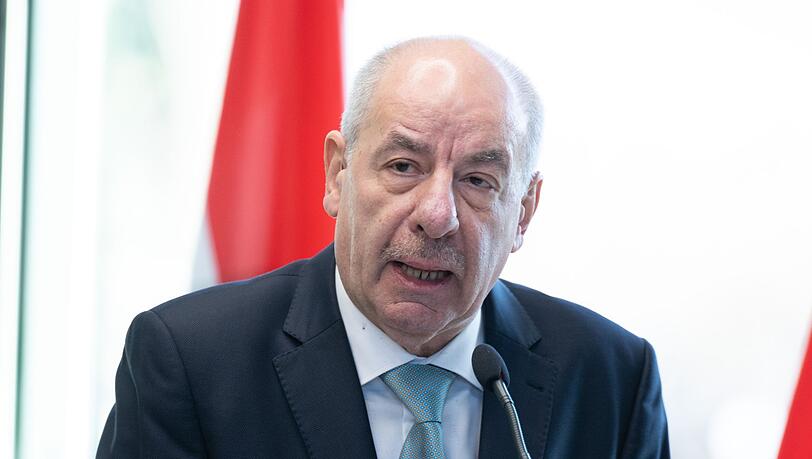 Ungarns Staatspräsident Tamas Sulyok macht den Weg frei für Verfassungsänderungen, die seine Absetzung beinhalten Ungarns Staatspräsident Tamas Sulyok macht den Weg frei für Verfassungsänderungen, die seine Absetzung beinhalten
