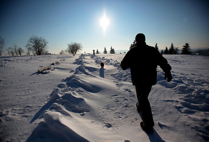 Joggen im Schnee: Auch bei Minusgraden zieht es viele Hobbysportler in die winterliche Natur.