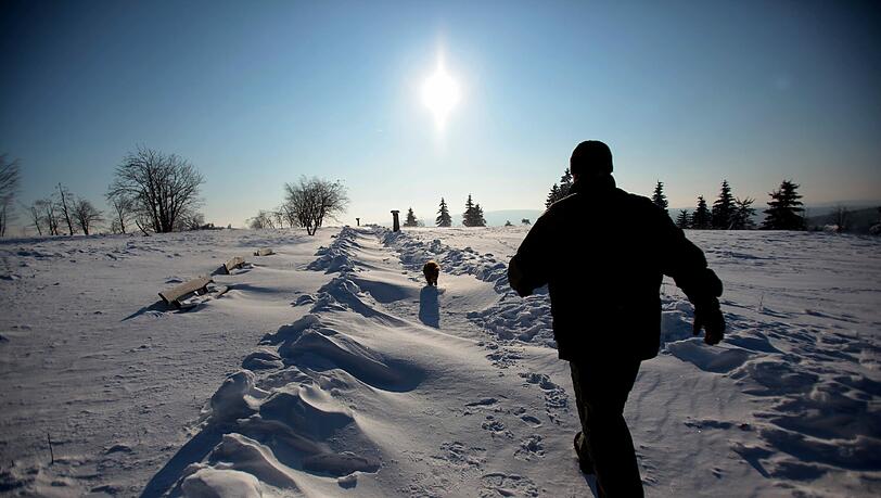 Joggen im Schnee: Auch bei Minusgraden zieht es viele Hobbysportler in die winterliche Natur. Joggen im Schnee: Auch bei Minusgraden zieht es viele Hobbysportler in die winterliche Natur.
