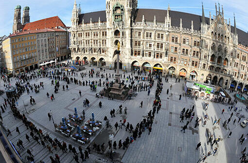Endspurt für das Volksbegehren zur Abschaffung von Studiengebühren: Lange Schlangen bildeten sich am Mittwoch vor dem Eintragungslokal auf dem Münchner Marienplatz.