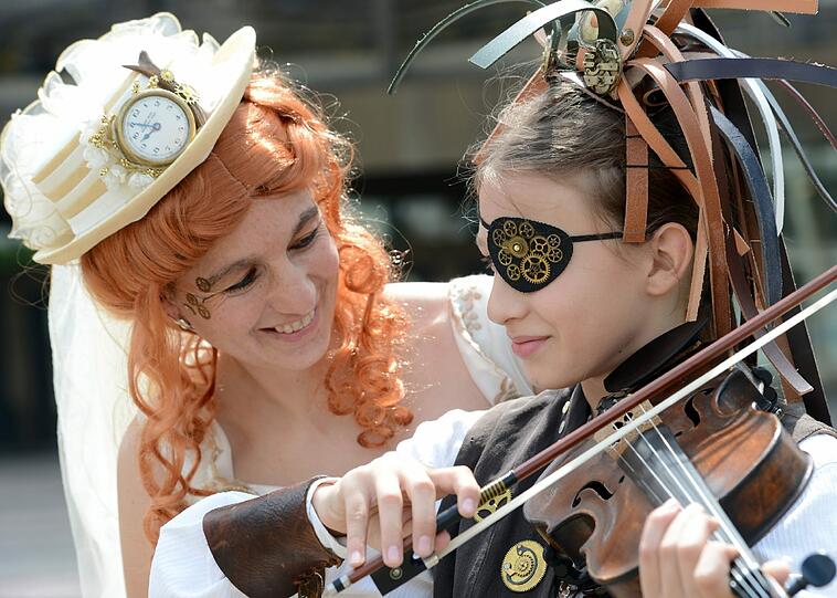 Chris und ihr Sohn Ike aus Brandenburg auf dem Wave Gotik Treffen in Leipzig.