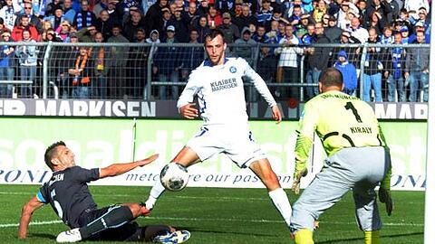 Der Anfang vom Ende. Guillermo Vallori drückt den Ball zum 0:2 ins eigene Tor. Der TSV 1860 München verliert beim Karlsruher SC mit 1:2.