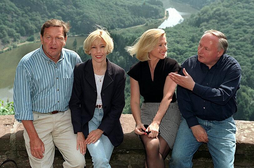 Beim Fototermin an der Saarschleife im August 1997 sind der damalige niedersächsische Ministerpräsident Gerhard Schröder und der SPD-Vorsitzende Oskar Lafontaine noch dicke Freunde. Mit auf dem Bild: Schröders spätere Ehefrau Doris Köpf und Lafontaines Gattin Christa Müller. Zwei Jahre später kommt es zum Zerwürfnis zwischen den Politikern.