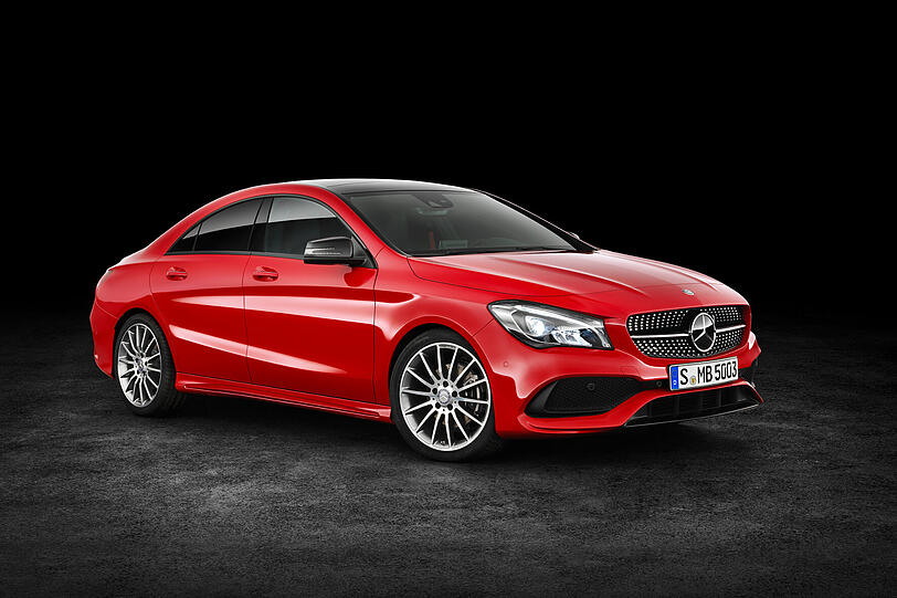 Mercedes-Benz rüstet sein Viertürer Coupé CLA jetzt mit neuen Lacktönen, neuen Rädern, neuen Motor-Varianten und neuen Ausstattungen auf.